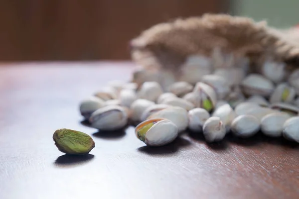 Pistacchi Sacchetto Lino Sul Tavolo Legno Sfondo Mix Cibo Vista — Foto Stock