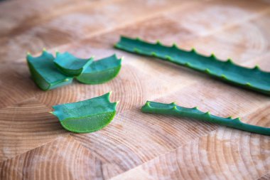 Aloe vera twigs ve ahşap arka plan bitki dilimleri