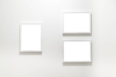Modern sanat müzesi galerisi sergi boş beyaz izole kırpma yolu duvardaki boş çerçeveler