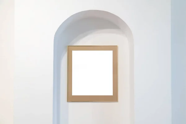 在现代美术馆画廊的墙上空框架展览空白白色隔离剪裁路径 — 图库照片