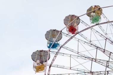Vintage dönme dolap. Renkli eski carousel, sirk, kopya alanı metin için. 