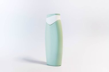 Beyaz arka plan üzerinde boş plastik şampuan şişesi. Kopya alanı için metin, boş şişe