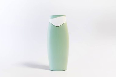 Beyaz arka plan üzerinde boş plastik şampuan şişesi. Kopya alanı için metin, boş şişe