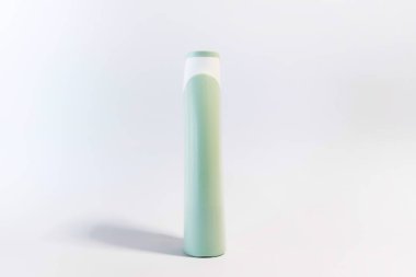 Beyaz arka plan üzerinde boş plastik şampuan şişesi. Kopya alanı için metin, boş şişe