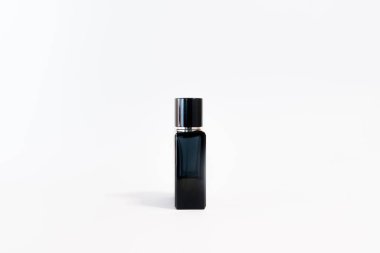 Beyaz arka plan üzerinde lüks cam parfüm şişesi. Kopya alanı için metin, boş şişe