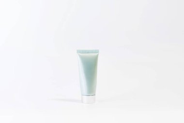 Plastik el kremi boş şişe beyaz arka plan üzerinde. Kopya alanı için metin, boş şişe