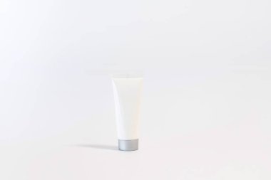 Plastik el kremi boş şişe beyaz arka plan üzerinde. Kopya alanı için metin, boş şişe