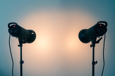 Stüdyo ışık standında. Beyaz duvar arka plan üzerinde spot. Metin için yer kopyalayın 