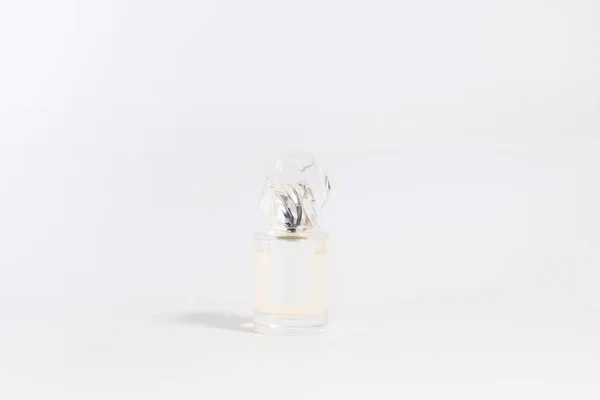 豪华玻璃香水瓶在白色背景 复制文本的空间 空白瓶 — 图库照片