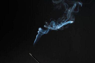Sigara tütsü sopa duman siyah arka plan üzerinde gidiş ile. Saf gevşeme bahis, duman Buhar, duman dalgalar, sis ve buğu etkisi