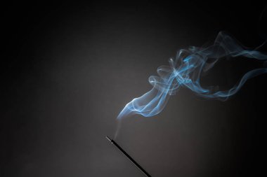 Sigara tütsü sopa duman siyah arka plan üzerinde gidiş ile. Saf gevşeme bahis, duman Buhar, duman dalgalar, sis ve buğu etkisi