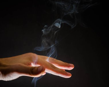 İnsan eli ile yükselen duman. Ruhlar, manevi arka plan, büyücülük