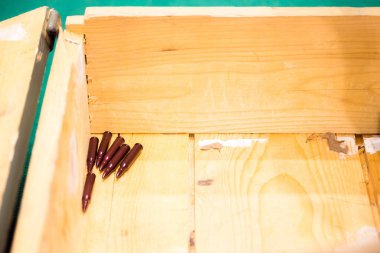 Kaç mermi ahşap cephane kutusunun altında yaptı. Askeri eğitim, makineli tüfek ekipman