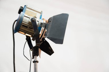 Stüdyo sette sürekli ışık kaynağı. Film endüstrisi donanımları, elektrik spot lamba.