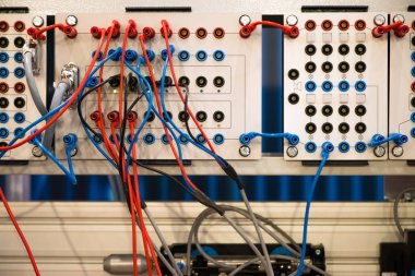 Ağ çekirdek anahtarı üzerinde bağlayan ağ kablosu. Makine güç denetleyicisi kabloları ile