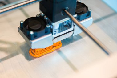 Otomatik üç boyutlu 3D yazıcı ürün oluşturmayı gerçekleştirir. Modern 3D baskı veya katkı maddesi üretimi ve robot otomasyon teknolojisi