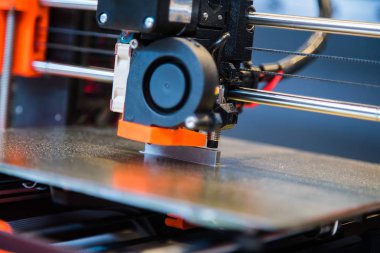 Otomatik üç boyutlu 3D yazıcı ürün oluşturmayı gerçekleştirir. Modern 3D baskı veya katkı maddesi üretimi ve robot otomasyon teknolojisi