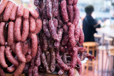 Tütsülenmiş sosis et pazarı Satılık ev yaptı. Geleneksel olarak füme et Pazar ekranda