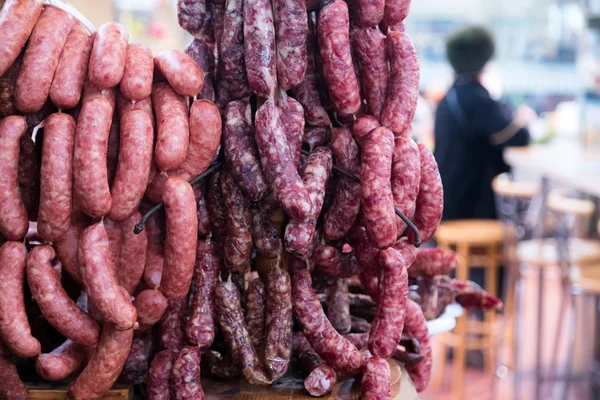 Salsichas Caseiras Defumadas Para Venda Mercado Carne Carne Tradicionalmente Fumada — Fotografia de Stock