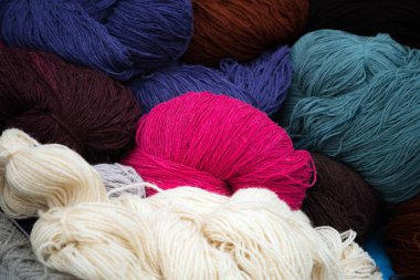 Örgü iplik topları farklı renkler birbirinin üstüne yığılmış