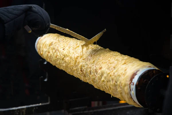 Готовить традиционный слоистый торт - сакотис. Baumkuchen сладкий, золотистый торт дерева — стоковое фото