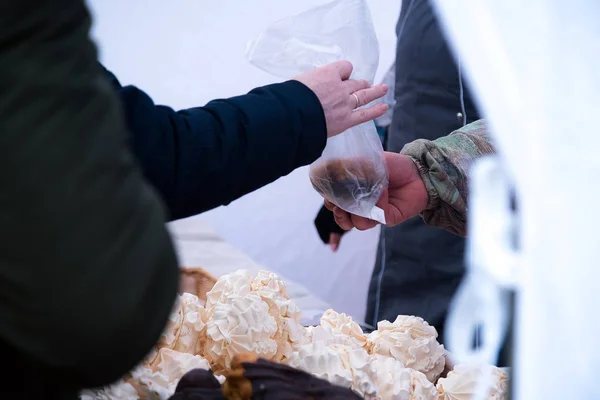 Костюмер покупает эклерную выпечку, покрытую шоколадом на продовольственном рынке — стоковое фото