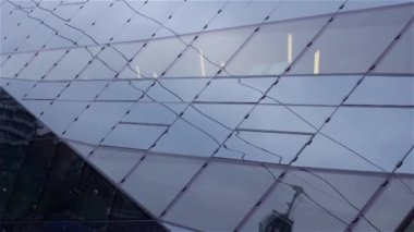 Modern Cam mimari soyut yansıması ile satır yukarı füniküler gidiyor. Geometrik şekiller, mimari arka plan