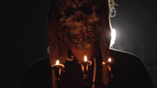 Homem Com Máscara Halloween Assustador Segurando Velas Para Trás Iluminado — Vídeo de Stock