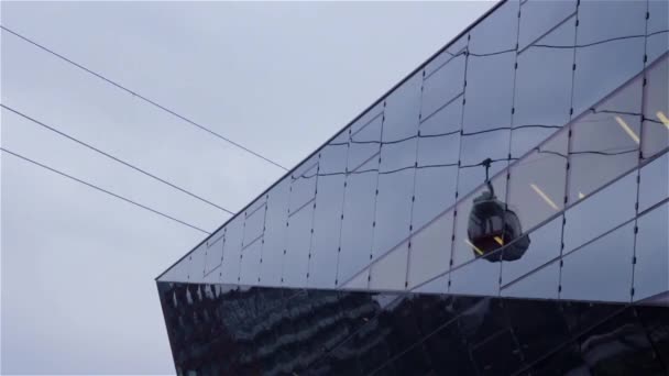Funicular Subindo Linha Com Reflexão Abstrata Sobre Arquitetura Vidro Moderno — Vídeo de Stock