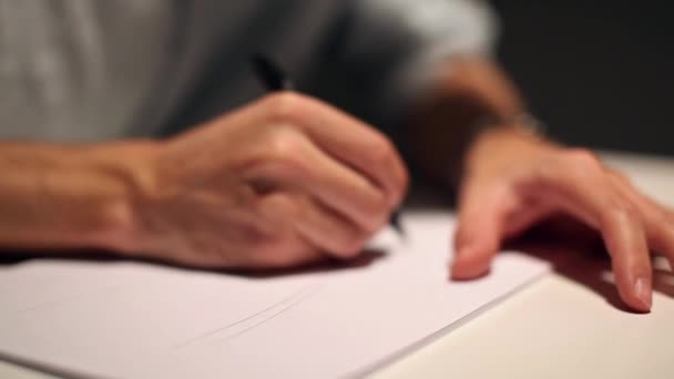 Человек Рисует Пишет Белом Листе Бумаги Макро Кадры Бизнеса Рубашке — стоковое видео