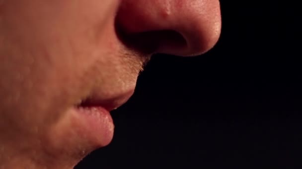 宏观关闭未剃光的人嘴的镜头 胡须的高度 — 图库视频影像