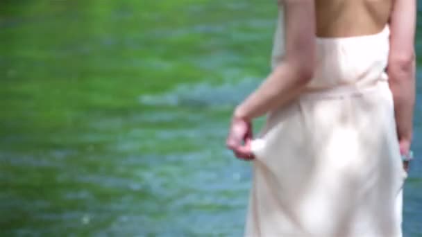 Hermosa Chica Rubia Con Vestido Una Corona Flores Cabeza Caminando — Vídeo de stock