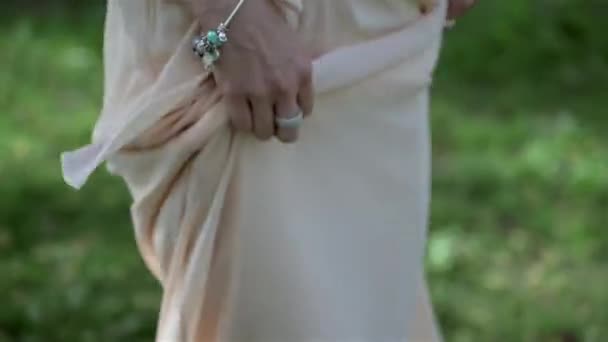 Belle fille blonde portant une robe de soie tournant sur le sol pieds nus. Mariée, jour du mariage 