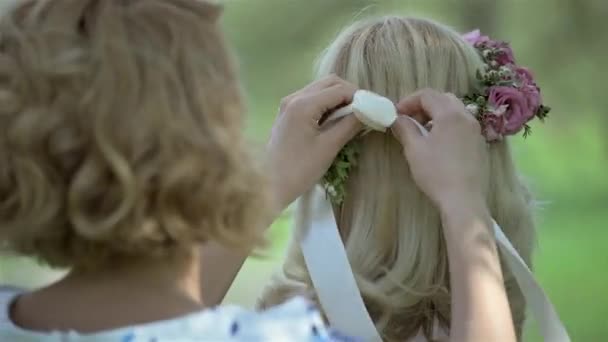 Παράνυμφος Δέσιμο Κορδέλα Για Όμορφο Ξανθιά Νύφη Την Ημέρα Του — Αρχείο Βίντεο