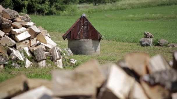Vieux Puits Avec Seau Métal Dans Village Entouré Bois Chauffage — Video