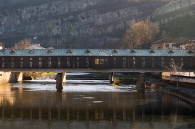 Pokrit köprü Loveç, Bulgaristan'ın en ya da kapalı. Loveç eski şehir tarihi turistik cazibe. Arka planda dağlar ile Osam Nehri üzerinde yaya köprüsü.