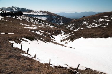 Dağlarda eriyen kar sahne. Bahar zaman Beklemeto, Stara planina, Bulgaristan