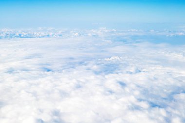 Bulutların üstünde uçan. Uçak, yumuşak odak güneşli görünümünden