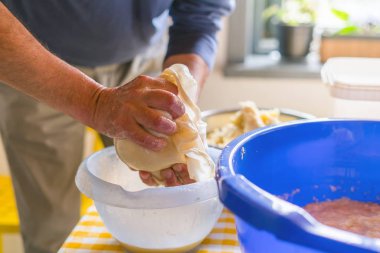 Cepelinai - zeplinler yapımında ulusal Litvanya yemektir. Rendelenmiş patates boşaltma eller mans. Gazlı bez ile patates içinde Kuru mash almak için sebze suyu ayırmak için sıkma