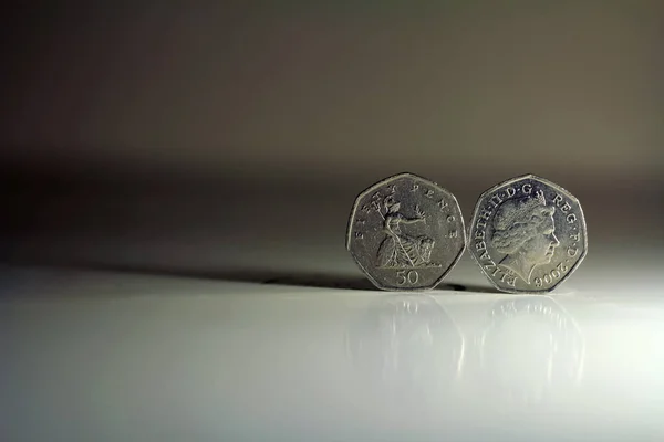 Moedas britânicas isoladas em fundos brancos. Poupança de dinheiro, renda, negócios — Fotografia de Stock