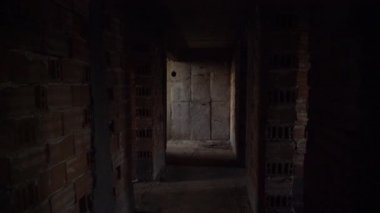 Eski, korkutucu, terk edilmiş ev iç. Ahşap kapı korkutucu beton koridor sonundaki. Mimari yapısı