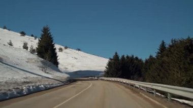 Beklemeto pass, koca Balkan Dağları, Bulgaristan'ın dar yolda araba araba. Eriyen kar bahar zaman, tehlikeli sürüş durumu