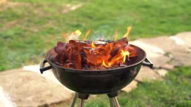 Odun mangal kömürü et arka bahçesinde ızgara için hazırlanıyor, yanan. Sığ derinlik-in tarla