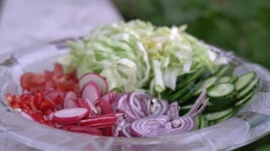 Taze doğranmış yaz salatası. Çok lezzetli sebze cam salata kasesi - salatalık, marul, turp, domates, kırmızı soğan