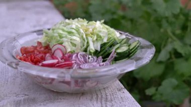 Taze doğranmış yaz salatası. Çok lezzetli sebze cam salata kasesi - salatalık, marul, turp, domates, kırmızı soğan