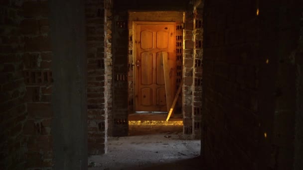 Antiguo Aterrador Abandonado Interior Casa Puerta Madera Final Del Pasillo — Vídeo de stock