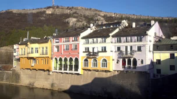 Histórico Colorido Edifício Fachadas Dia Ensolarado Lovech Bulgária Com Rio — Vídeo de Stock