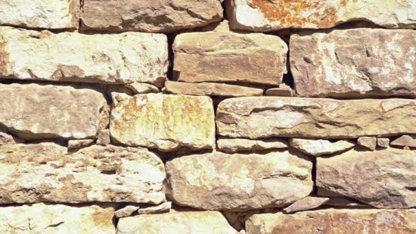 古い平らな茶色と灰色の石の壁のテクスチャのクローズアップ 家や建物に石を重ねる ブルガリアの典型的な建築石の壁の外観 — ストック動画