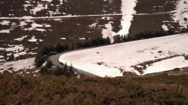 Beklemeto pass, koca Balkan Dağları, Bulgaristan'ın dar yolda araba araba. Eriyen kar bahar zaman, tehlikeli sürüş durumu