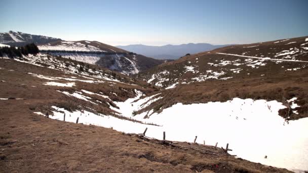 Topnienie Śniegu Krajobraz Górach Wiosna Beklemeto Stara Planina Bułgaria — Wideo stockowe